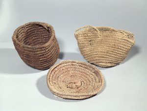 Deux paniers et un couvercle (feuilles de palmier tressées)